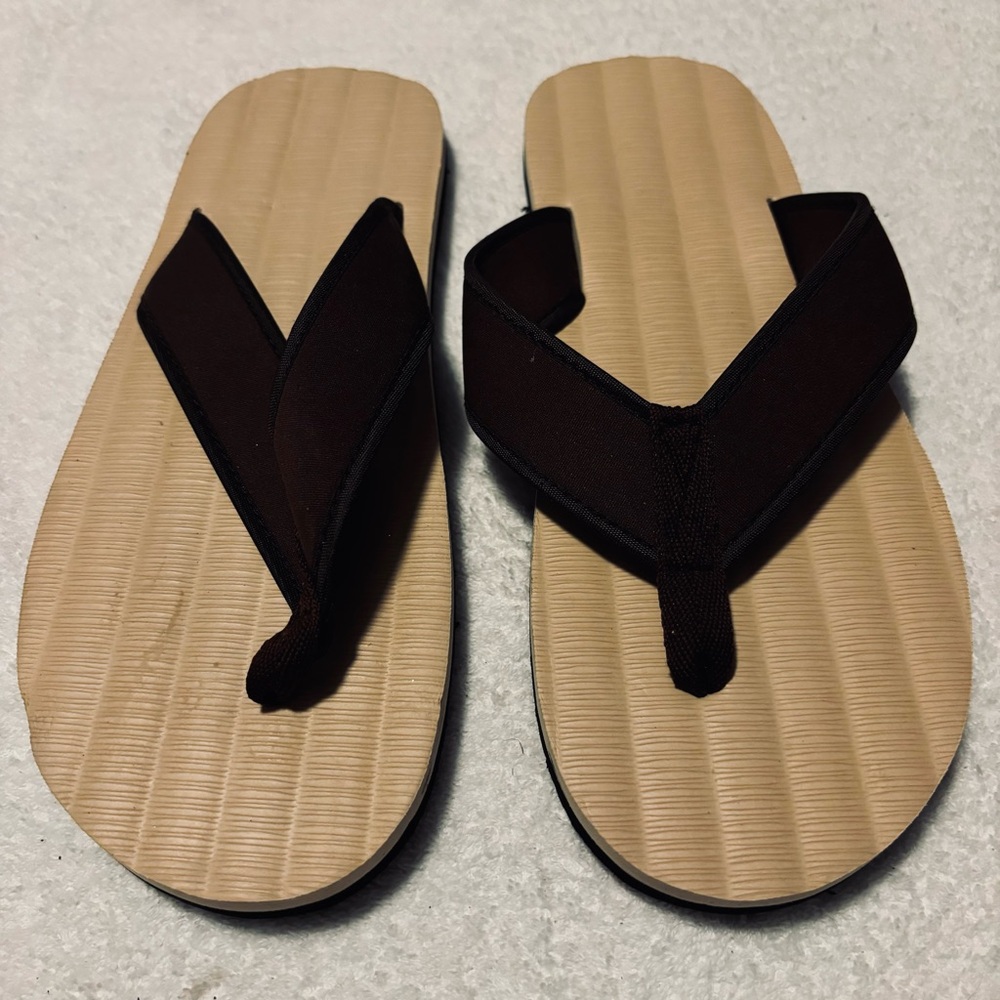 Brand New Super Stylish ANYTHING BUT MONDAY Sandals - Size 10 - Box 68